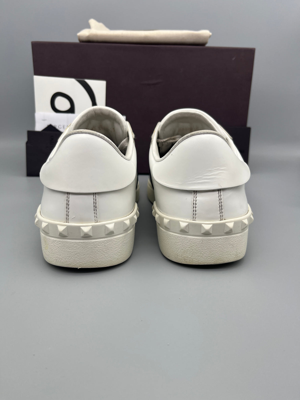Handla Valentino Garavani Open White Black online | Smidigt och enkelt på nätet - The Grand Archive