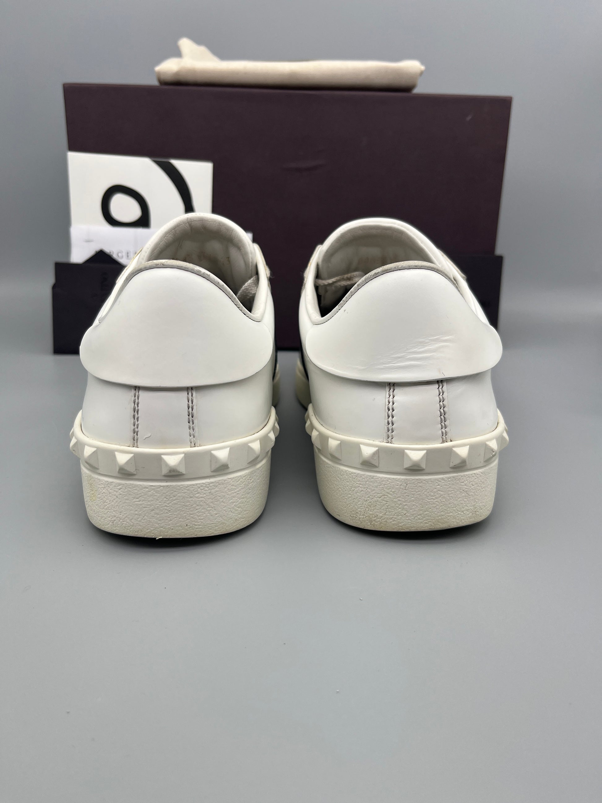 Handla Valentino Garavani Open White Black online | Smidigt och enkelt på nätet - The Grand Archive