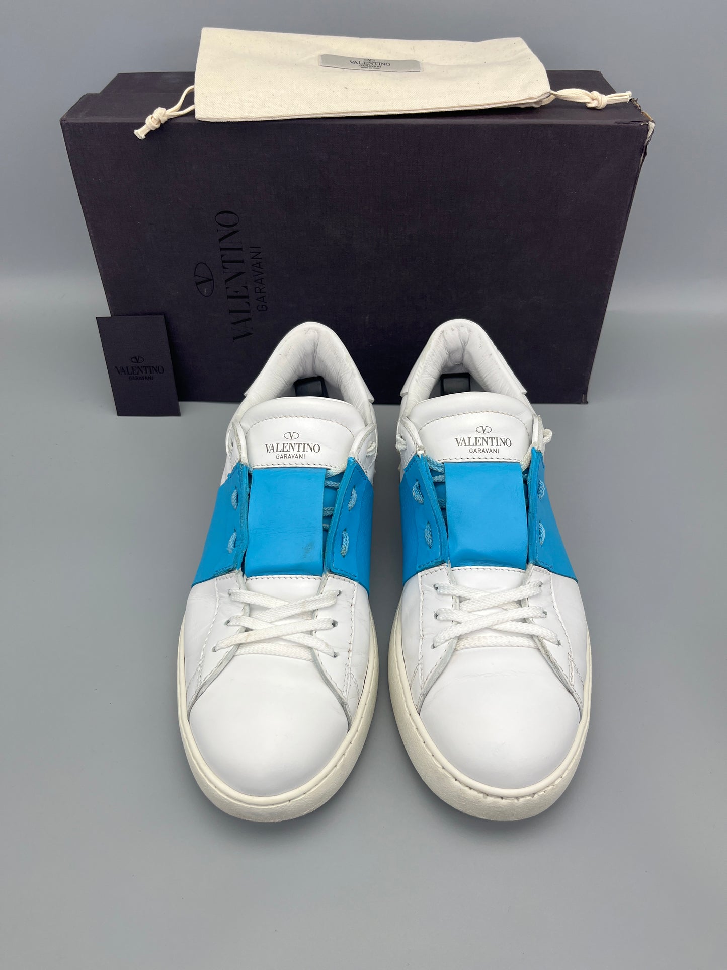 Handla Valentino Garavani Open Blue online | Smidigt och enkelt på nätet - The Grand Archive |
