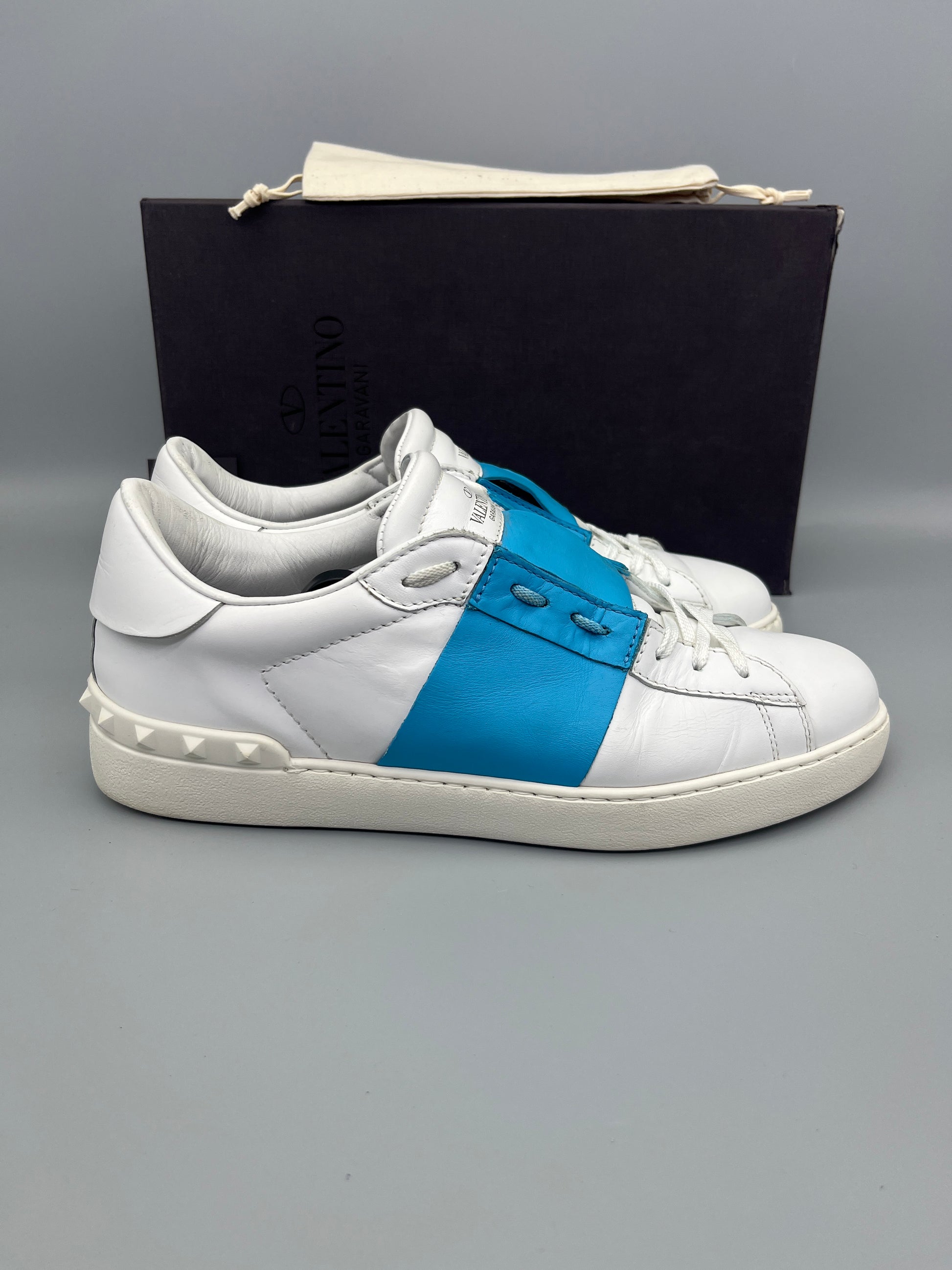 Handla Valentino Garavani Open Blue online | Smidigt och enkelt på nätet - The Grand Archive |
