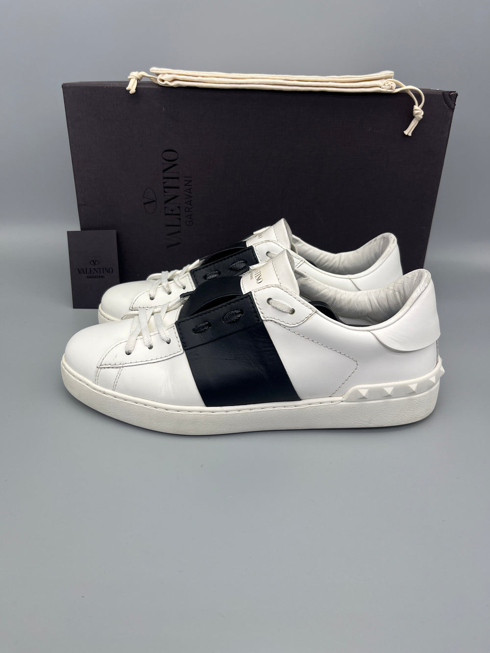 Handla Valentino Garavani Open White Black online | Smidigt och enkelt på nätet - The Grand Archive |