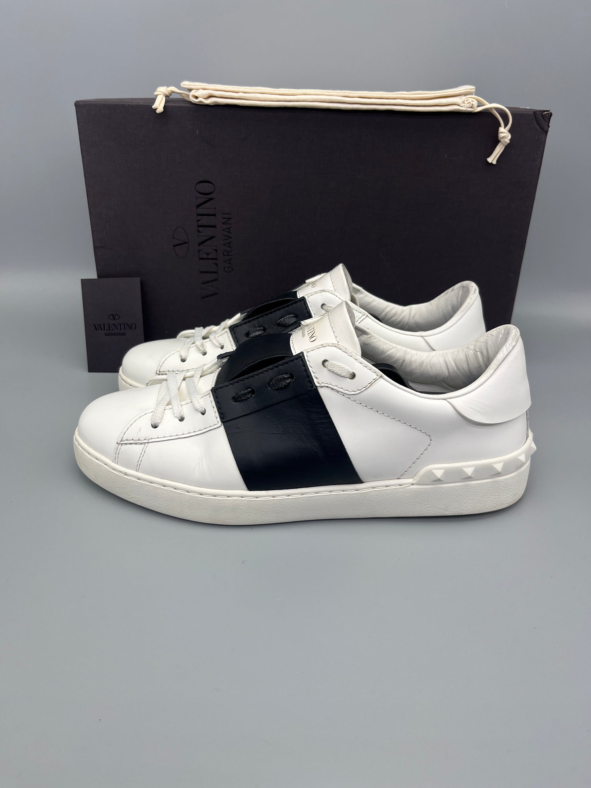 Handla Valentino Garavani Open White Black online | Smidigt och enkelt på nätet - The Grand Archive |