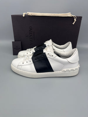 Handla Valentino Garavani Open White Black online | Smidigt och enkelt på nätet - The Grand Archive |