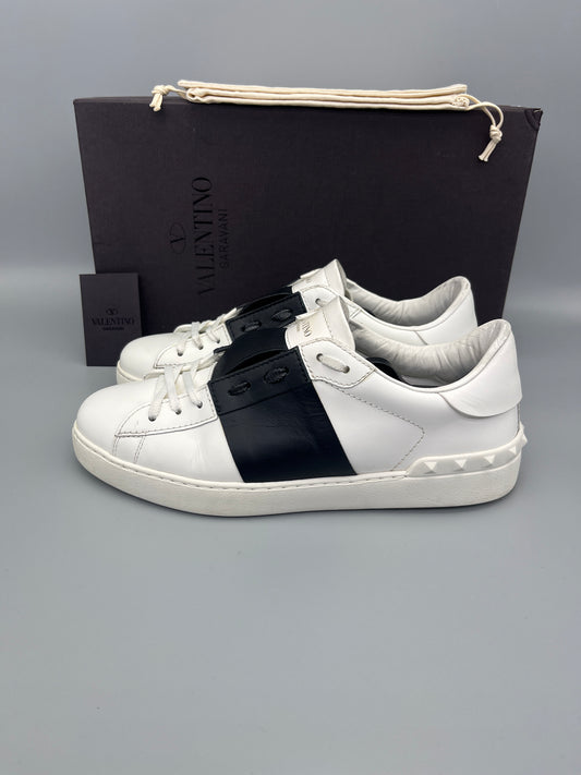 Handla Valentino Garavani Open White Black online | Smidigt och enkelt på nätet - The Grand Archive |