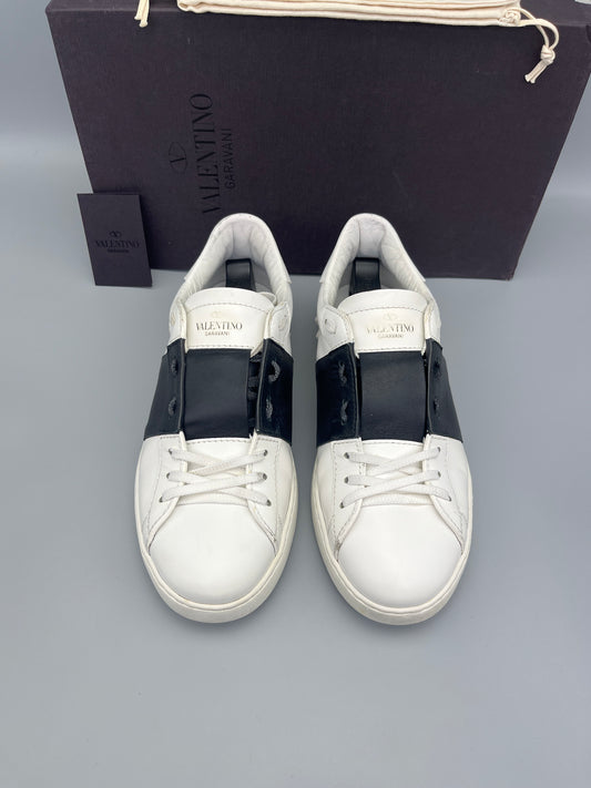 Handla Valentino Garavani Open White Black online | Smidigt och enkelt på nätet - The Grand Archive |