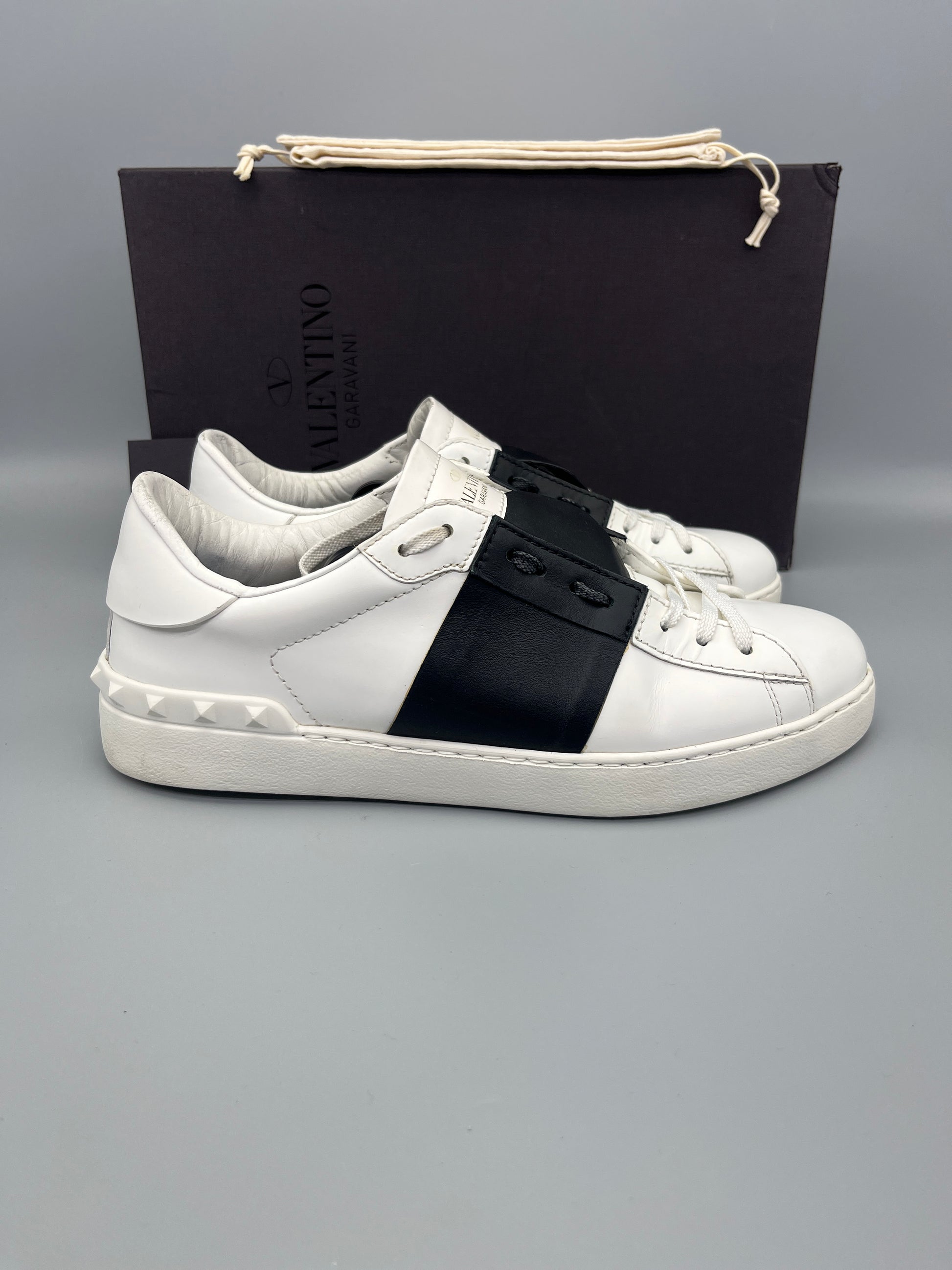 Handla Valentino Garavani Open White Black online | Smidigt och enkelt på nätet - The Grand Archive |