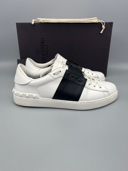 Handla Valentino Garavani Open White Black online | Smidigt och enkelt på nätet - The Grand Archive |