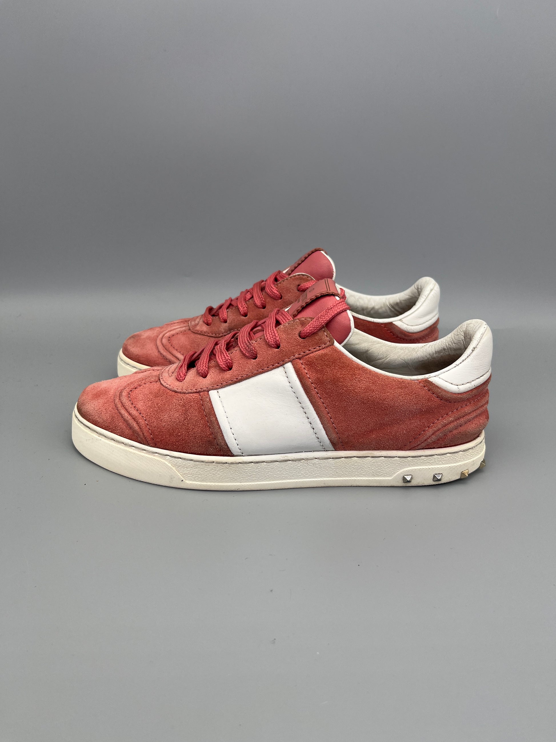 Handla Valentino Garavani Flycrew Pink online | Smidigt och enkelt på nätet - The Grand Archive |