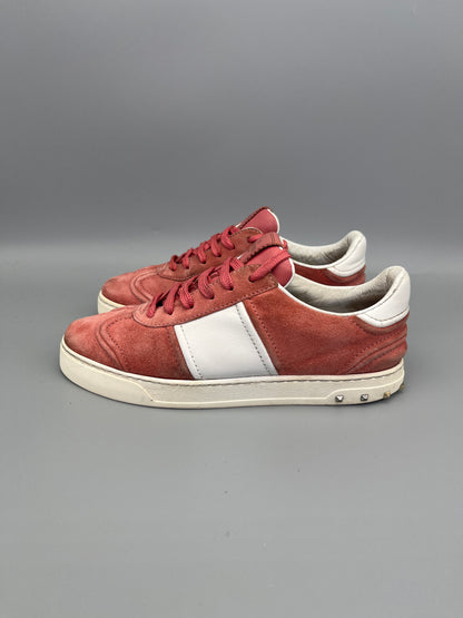 Handla Valentino Garavani Flycrew Pink online | Smidigt och enkelt på nätet - The Grand Archive |