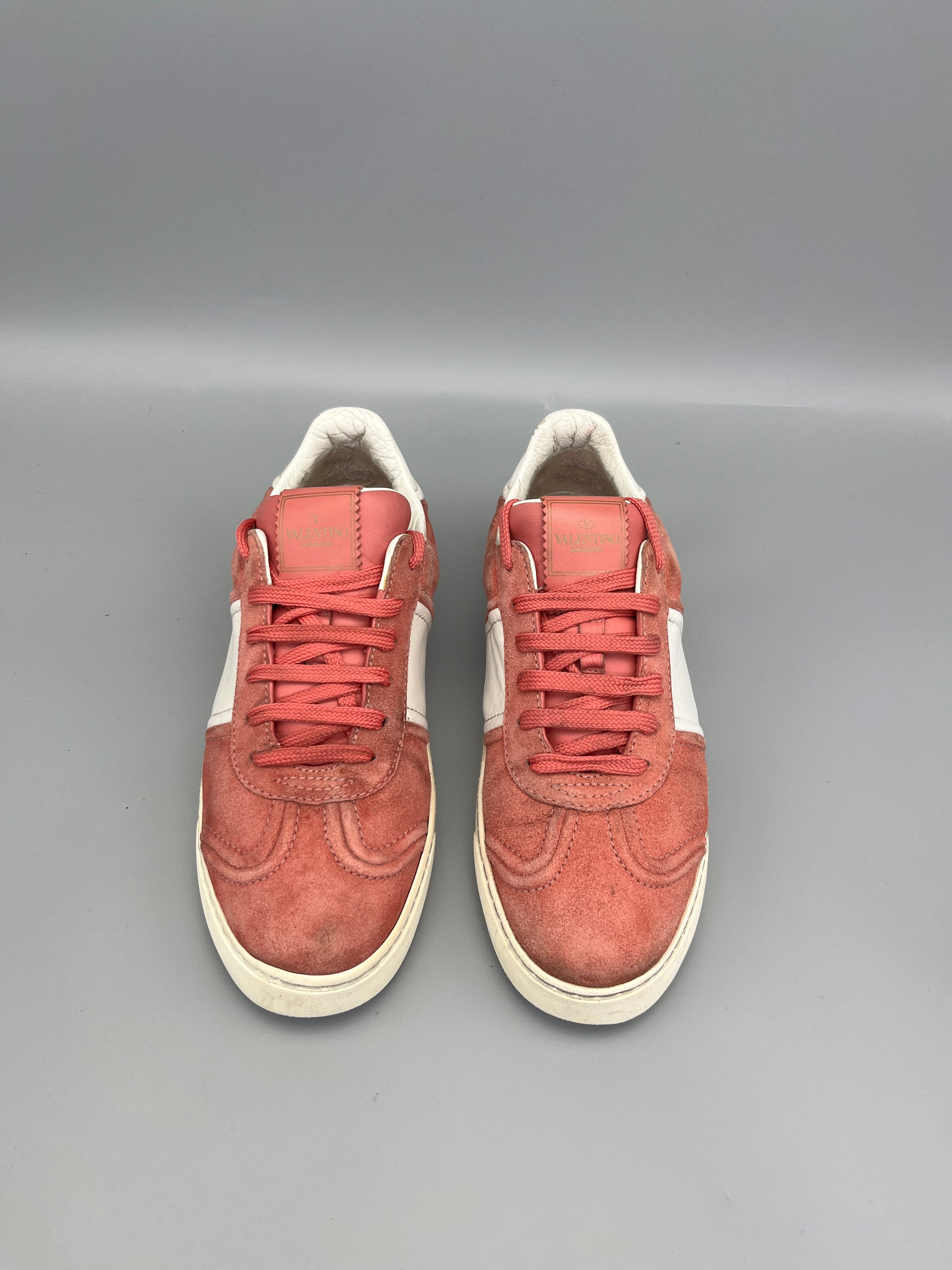 Handla Valentino Garavani Flycrew Pink online | Smidigt och enkelt på nätet - The Grand Archive |