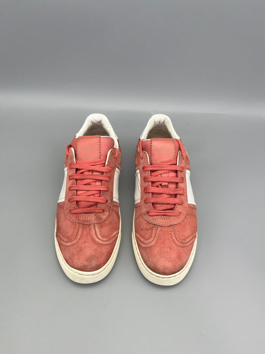 Handla Valentino Garavani Flycrew Pink online | Smidigt och enkelt på nätet - The Grand Archive |