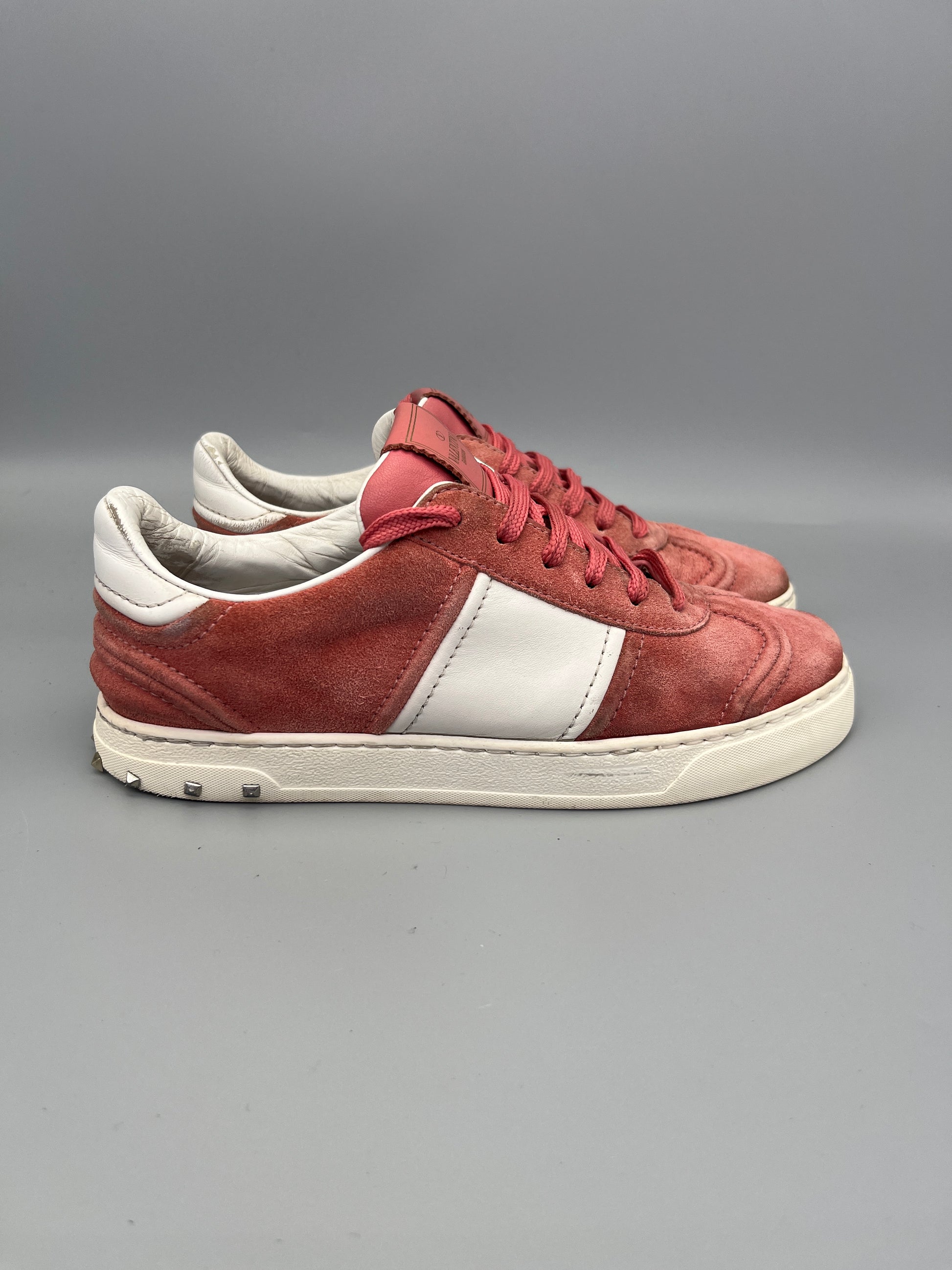 Handla Valentino Garavani Flycrew Pink online | Smidigt och enkelt på nätet - The Grand Archive |