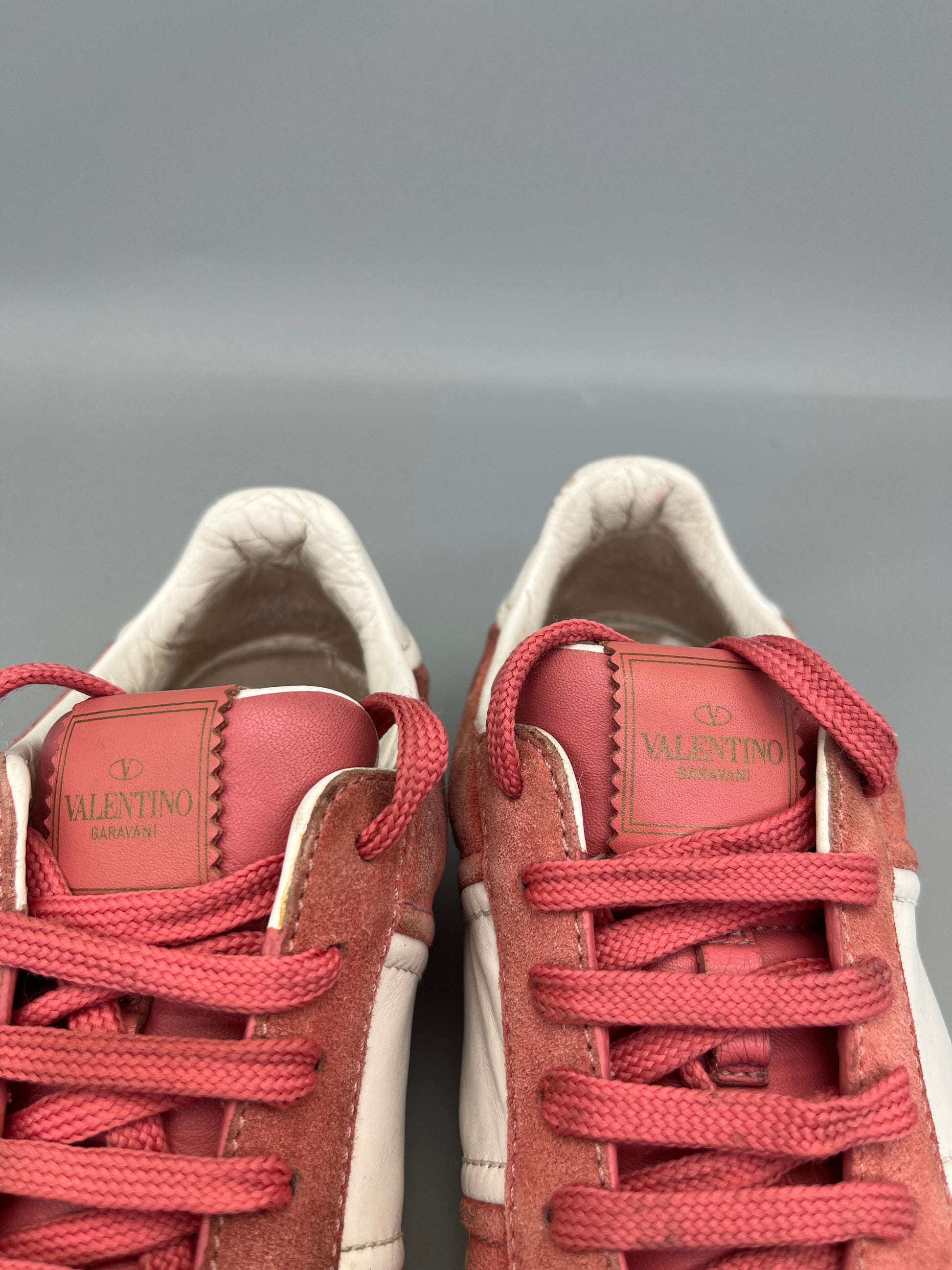 Handla Valentino Garavani Flycrew Pink online | Smidigt och enkelt på nätet - The Grand Archive |