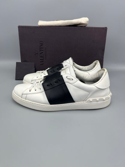 Handla Valentino Garavani Open White Black online | Smidigt och enkelt på nätet - The Grand Archive