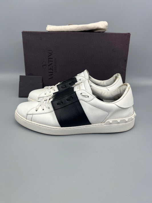 Handla Valentino Garavani Open White Black online | Smidigt och enkelt på nätet - The Grand Archive