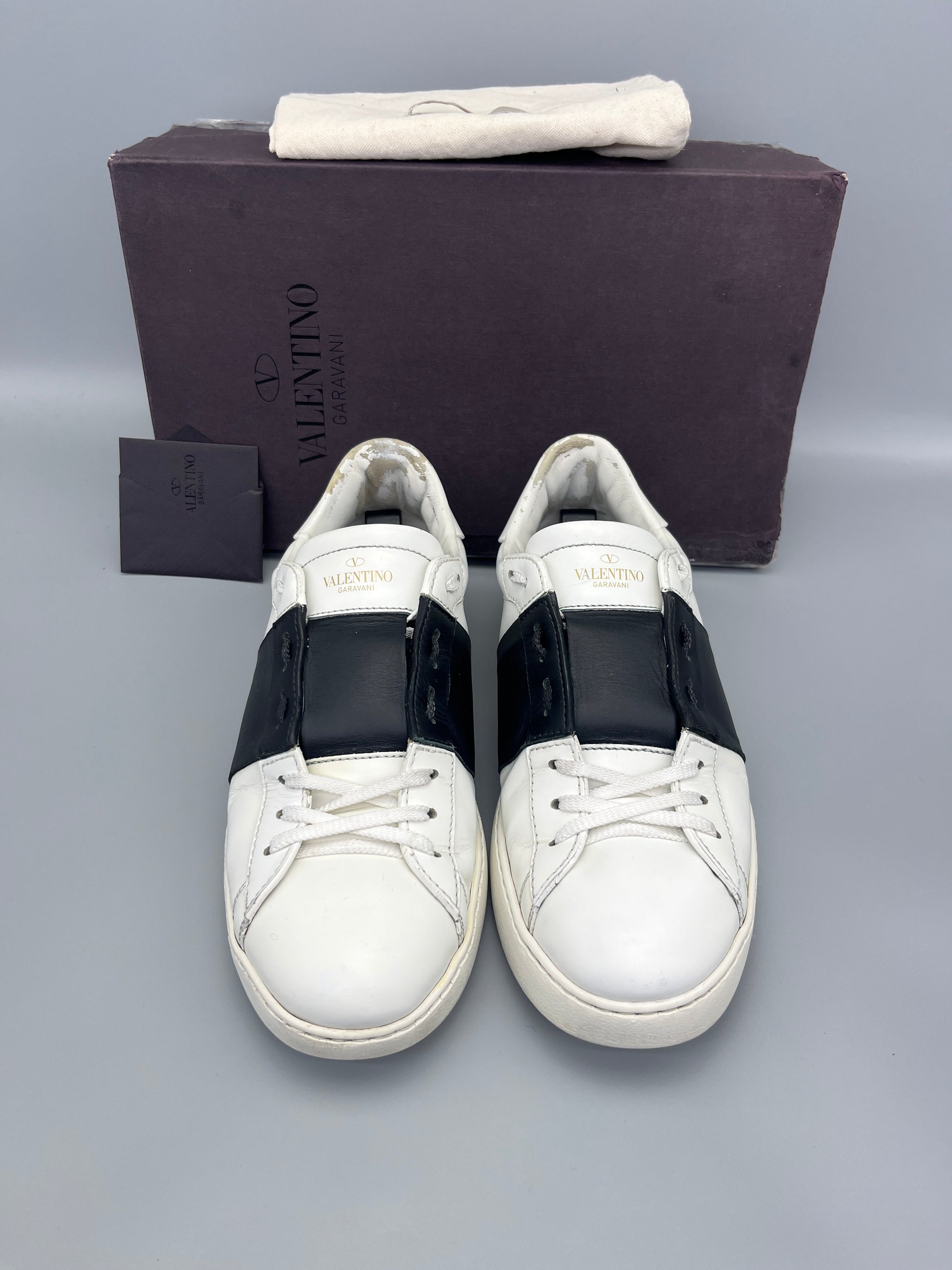 Handla Valentino Garavani Open White Black online | Smidigt och enkelt på nätet - The Grand Archive