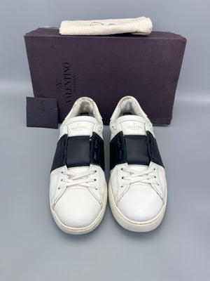 Handla Valentino Garavani Open White Black online | Smidigt och enkelt på nätet - The Grand Archive