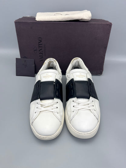 Handla Valentino Garavani Open White Black online | Smidigt och enkelt på nätet - The Grand Archive