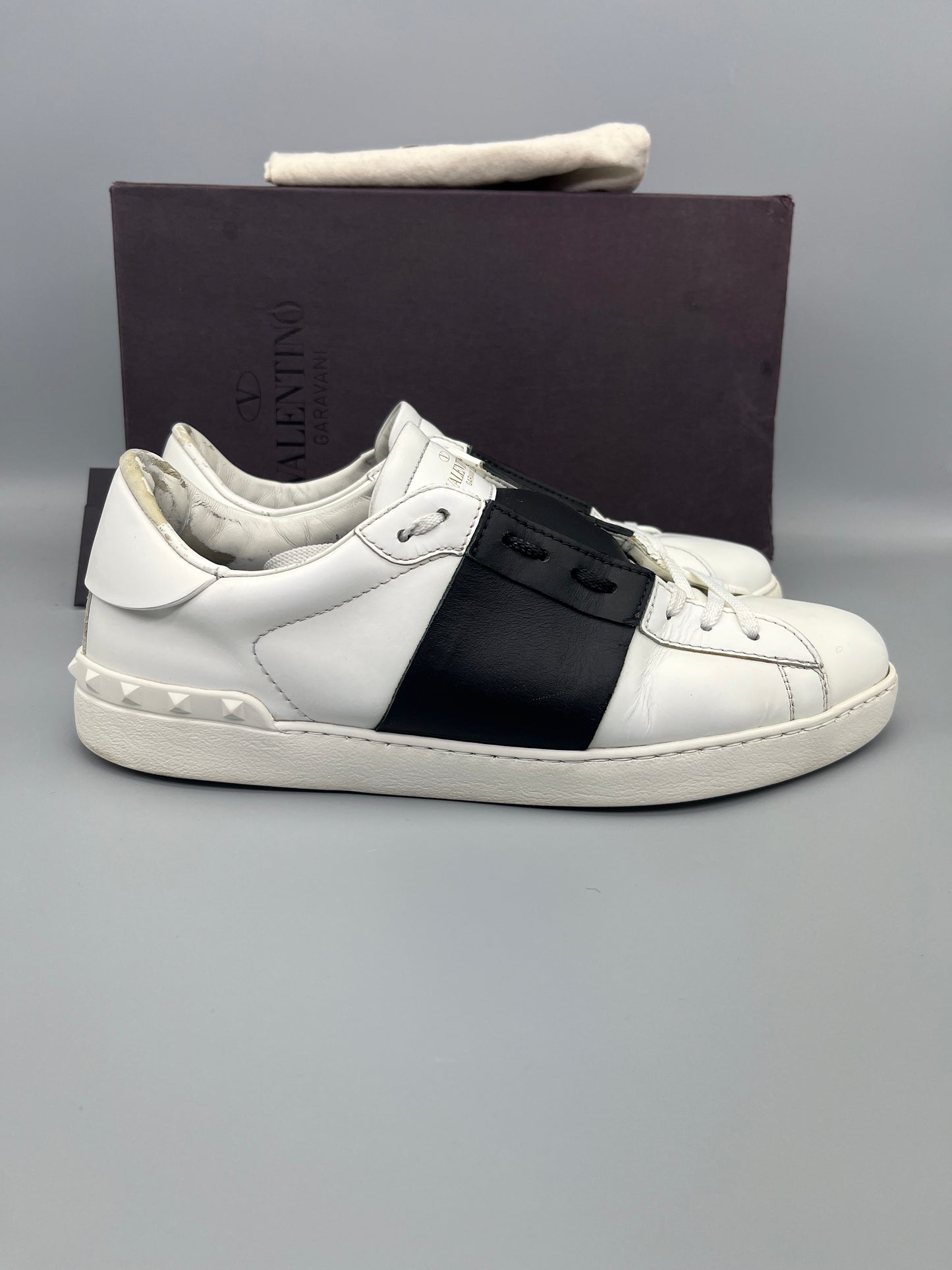 Handla Valentino Garavani Open White Black online | Smidigt och enkelt på nätet - The Grand Archive