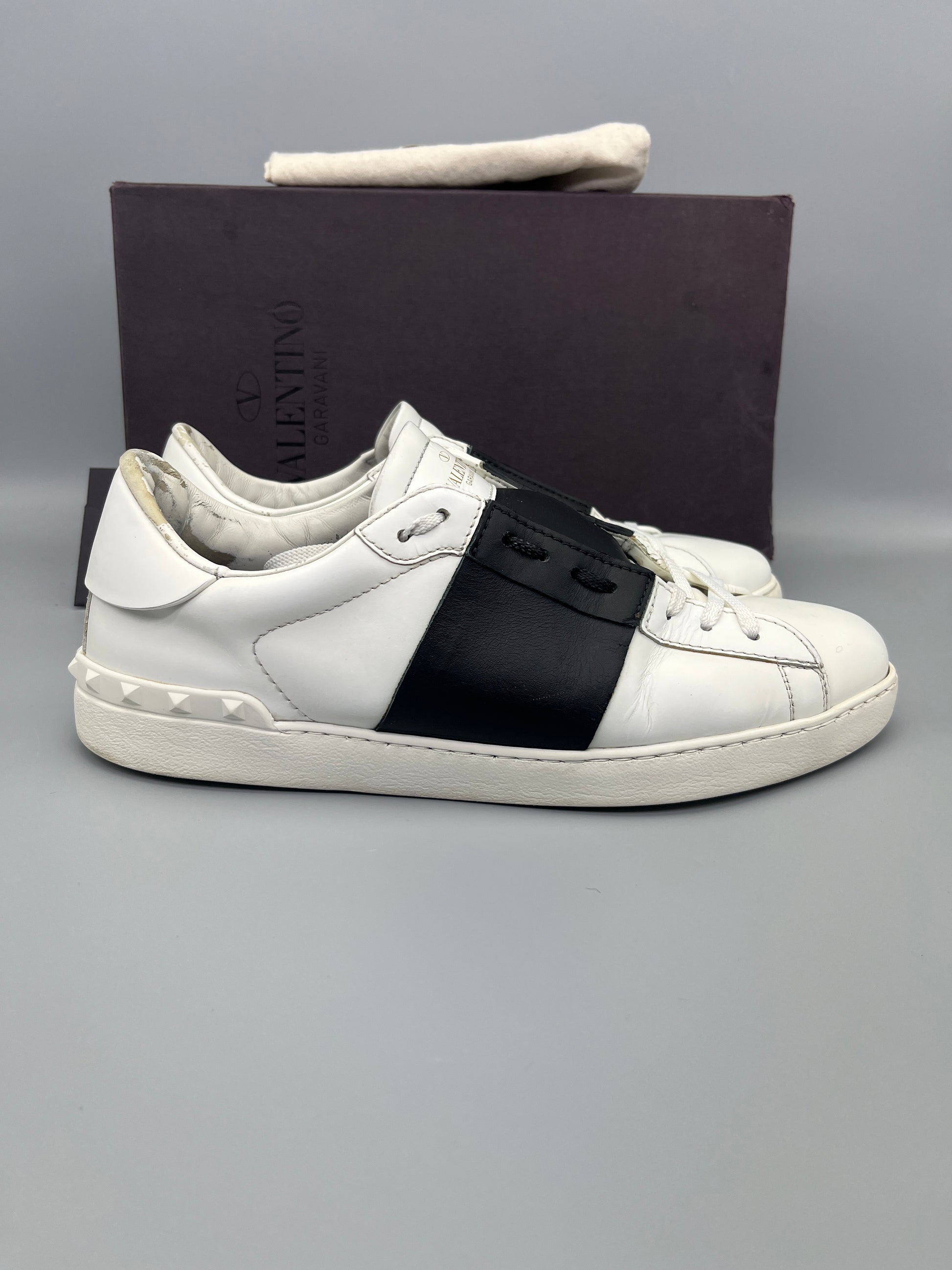 Handla Valentino Garavani Open White Black online | Smidigt och enkelt på nätet - The Grand Archive