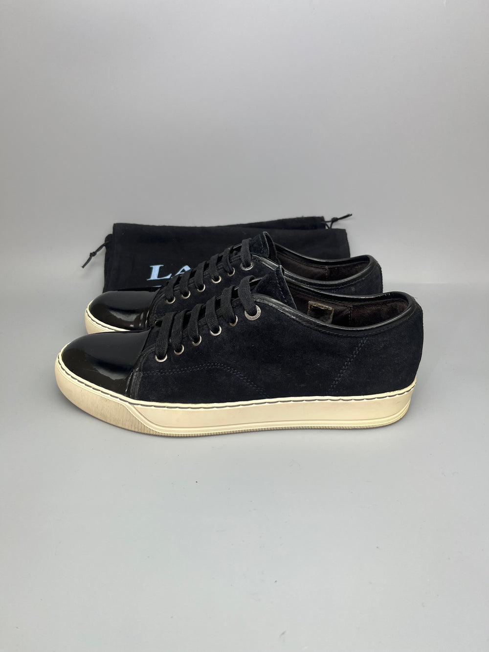 Handla Lanvin Dbb1 Patent Cap Toe Sneaker online | Smidigt och enkelt på nätet - The Grand Archive |
