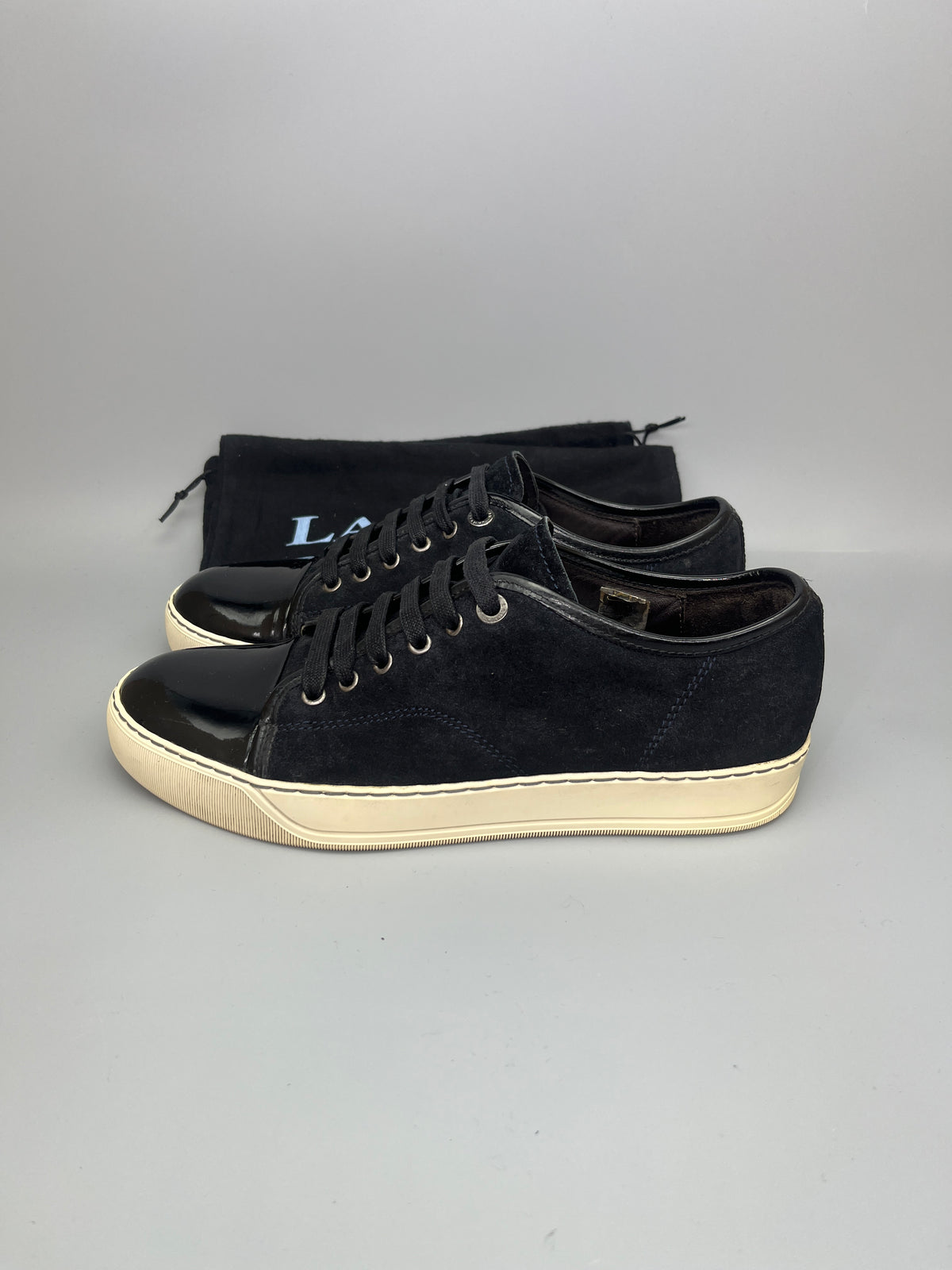 Handla Lanvin Dbb1 Patent Cap Toe Sneaker online | Smidigt och enkelt på nätet - The Grand Archive |