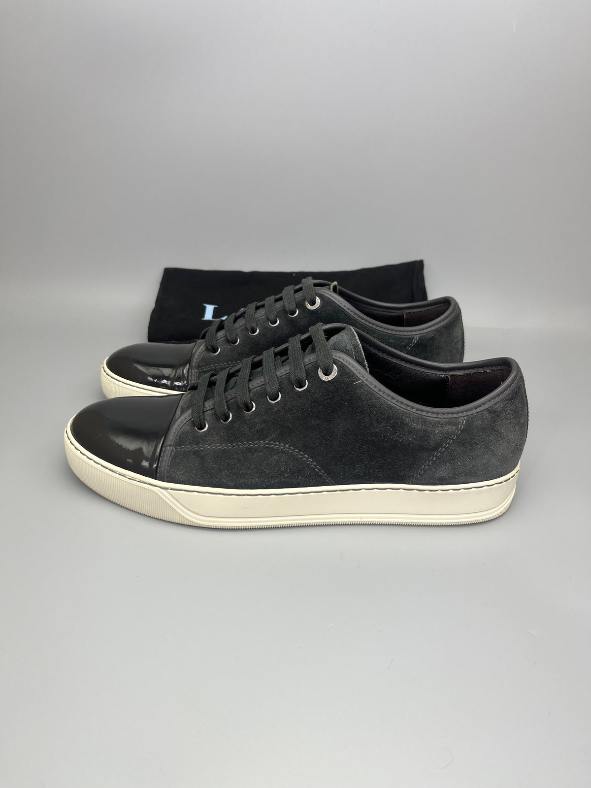 Handla Lanvin Dbb1 Patent Cap Toe Sneaker online | Smidigt och enkelt på nätet - The Grand Archive |