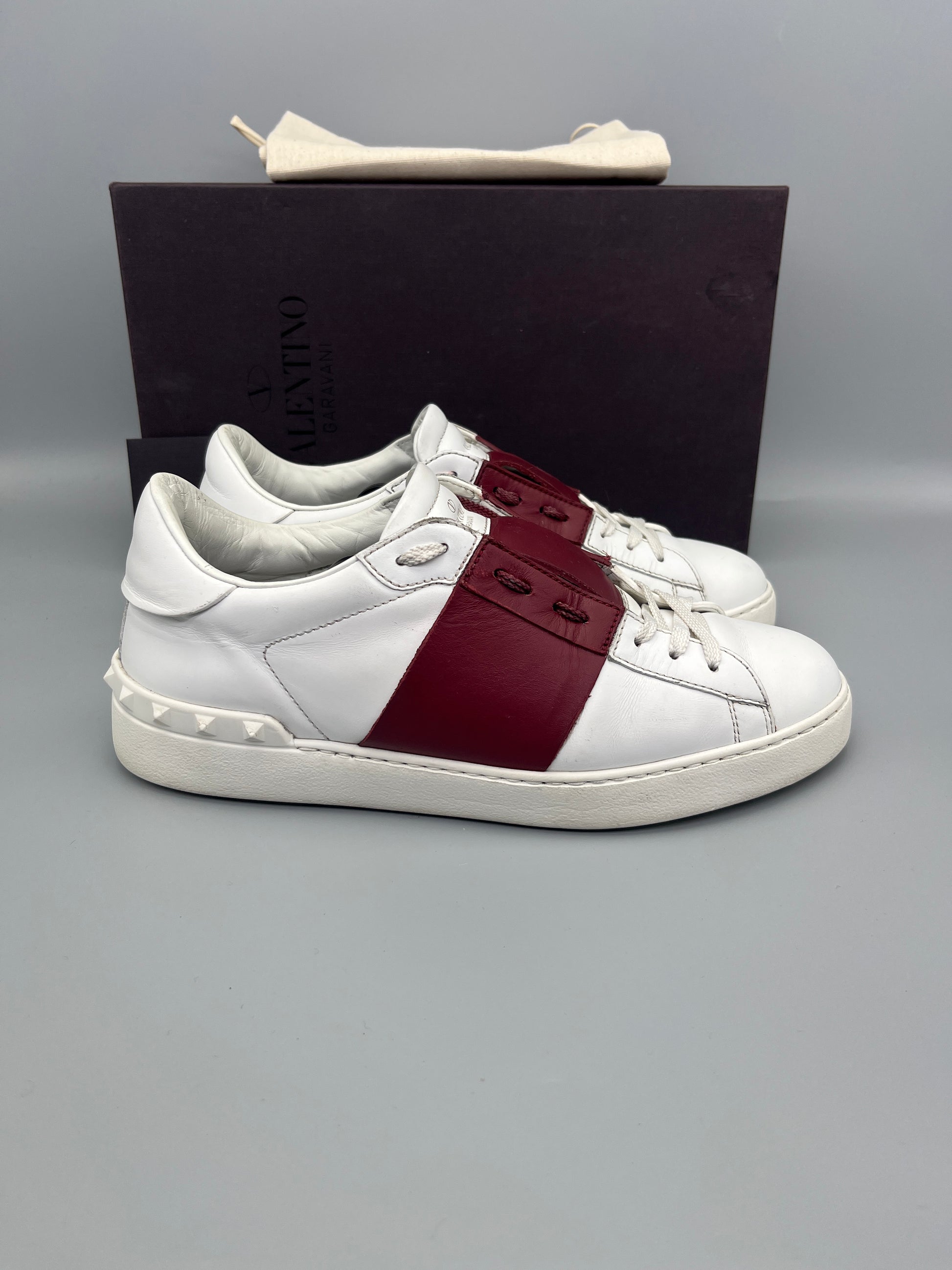 Handla Valentino Garavani Open Red online | Smidigt och enkelt på nätet - The Grand Archive |