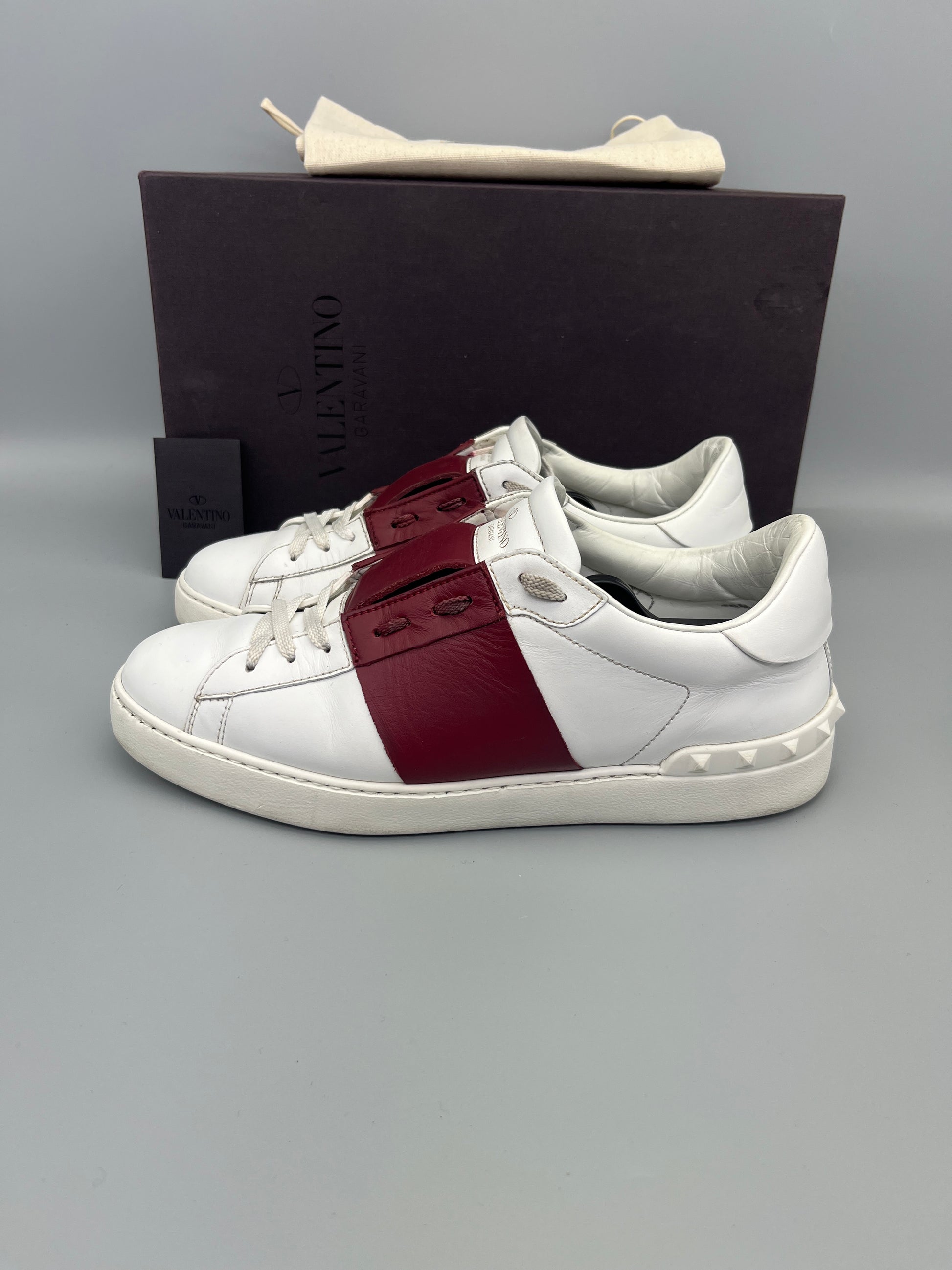 Handla Valentino Garavani Open Red online | Smidigt och enkelt på nätet - The Grand Archive |