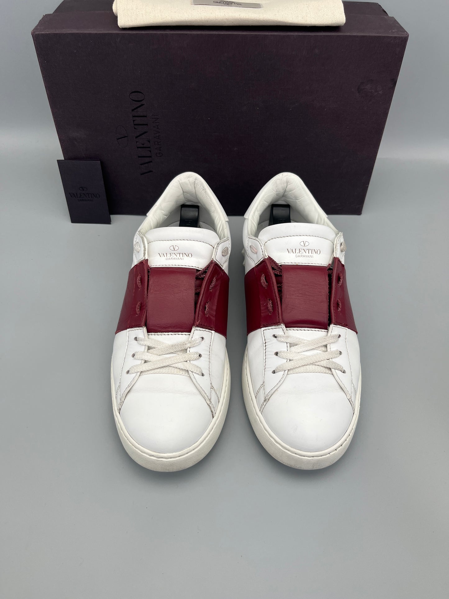 Handla Valentino Garavani Open Red online | Smidigt och enkelt på nätet - The Grand Archive |